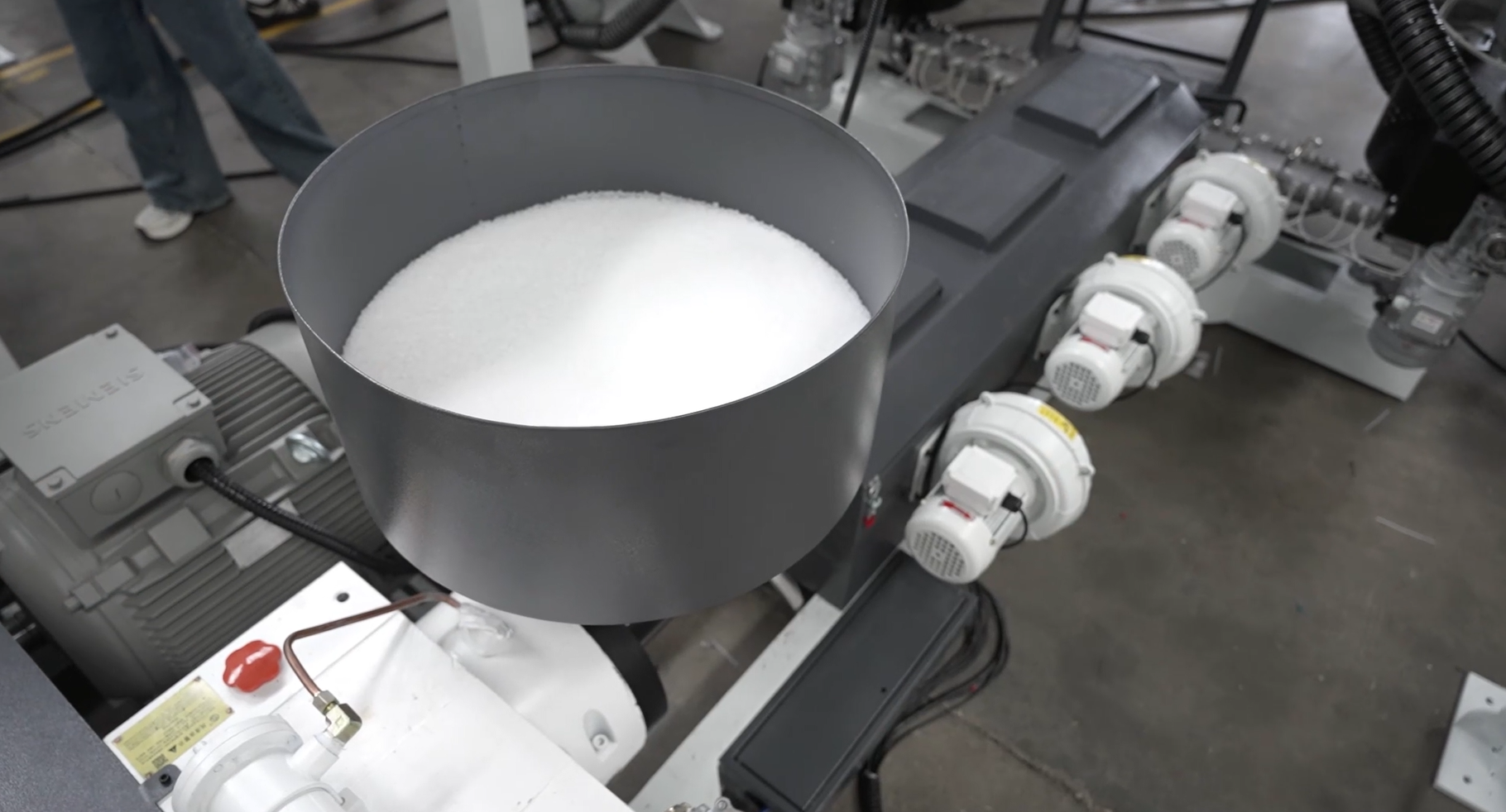 مزايا ماكينة نفخ الغشاء المنفوخ أحادية اللولب مزدوجة الرأس ذات القالب المزدوج